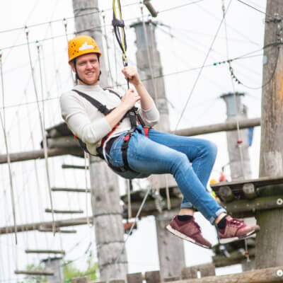 Junger Mann gleitet auf einem Schwebeelement